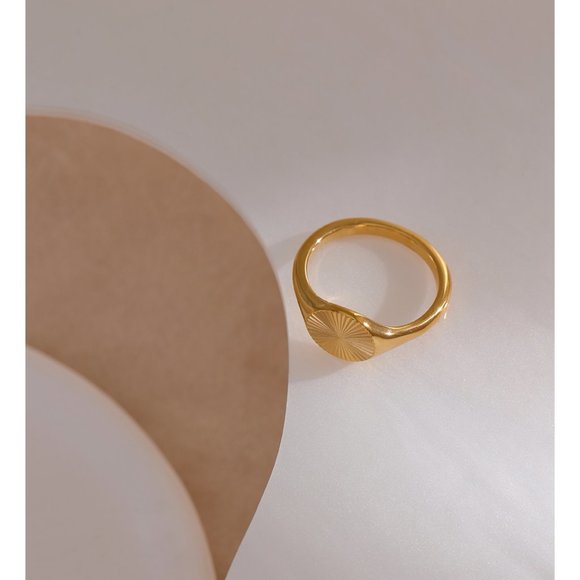 ^NEW 18K Gold Plated Round Textured Signet Coin Ring - Picture 2 of 7